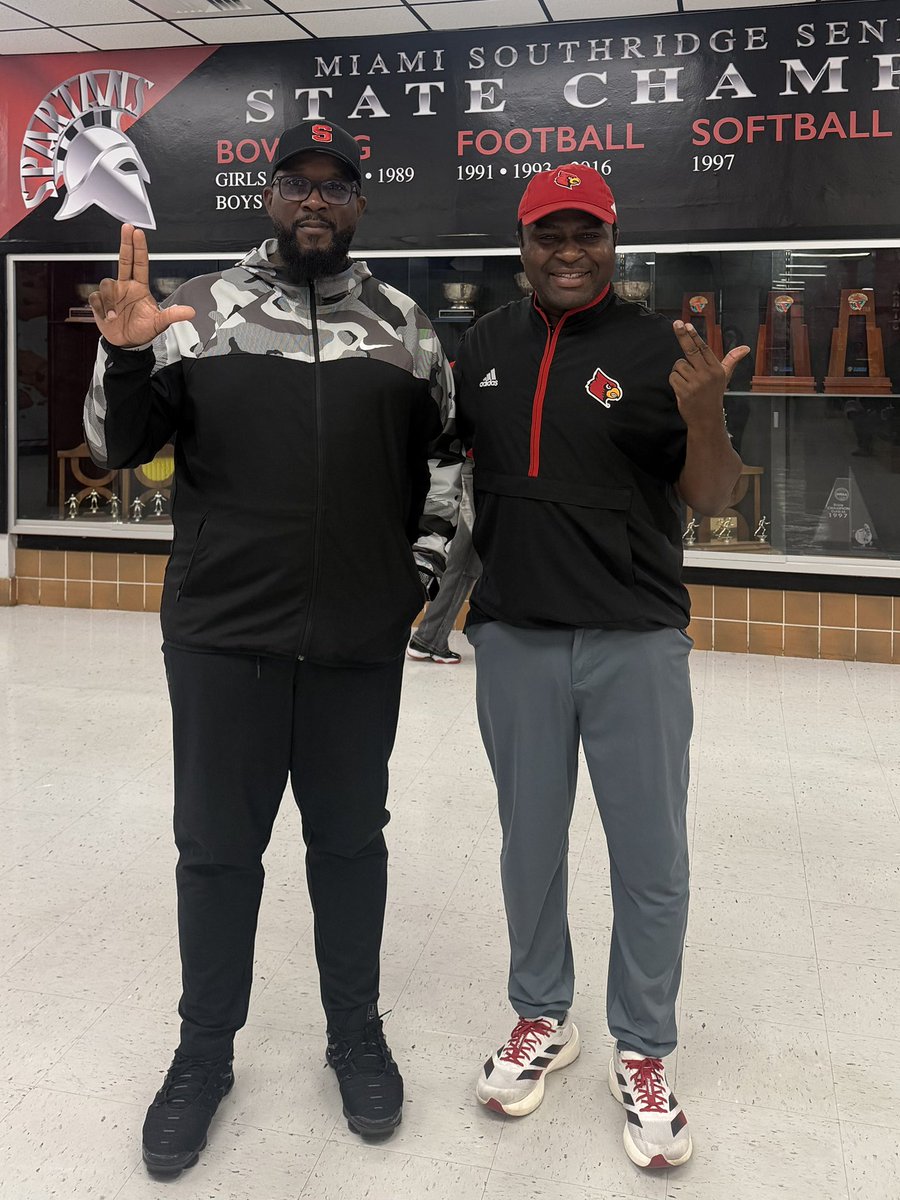 theridgefb's tweet photo. Southridge Football Great Day to be a Spartan! Thanks to Coach Steve Ellis for stopping by and evaluating our student athletes from University of Louisville. RidgeBoyz Culture. RidgeUp🔴⚫️ #305Life #Highschoolfootball #CollegeFootball #Blessed https://t.co/w6nvjmLrvH