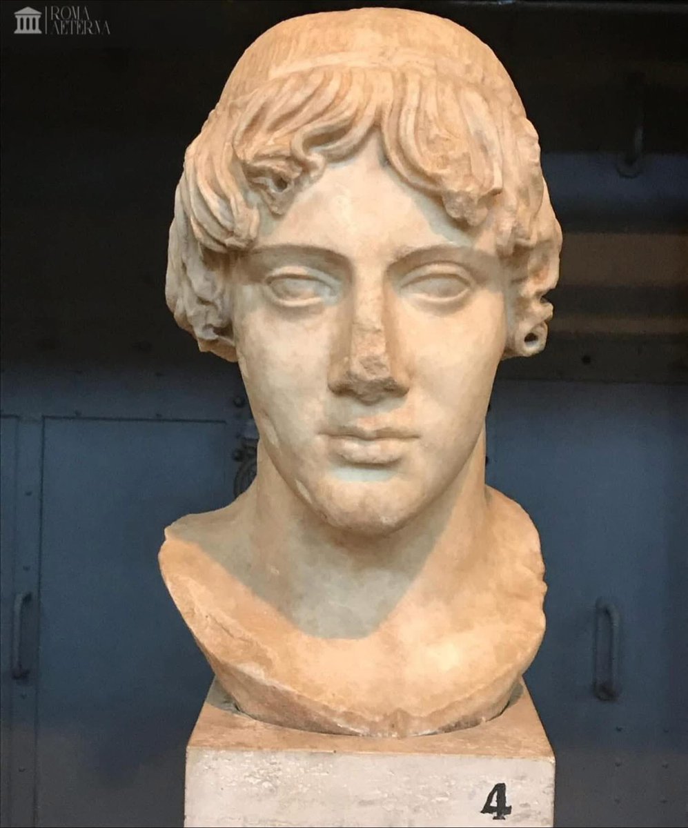 Tête d’Apollon (marbre, retrouvée dans le cirque de Maxence et exposée à la Centrale Montemartini à Rome). Cette sculpture est la copie romaine d’un original grec de Calamis qui aurait été placée dans un temple de l’Agora d’Athènes vers 470-460 av. J.-C.
#centralemontemartini
