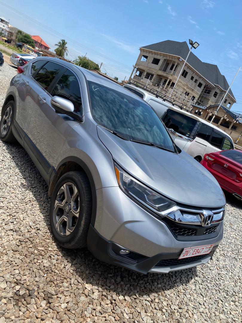 UG_Nhetwek's tweet photo. Honda CRV 2019 model full option 
Solid engine 
Automatic transmission 
Chilling Ac
Sunroof
Push start
Android screen 
Reverse camera 
Side assist camera 
1.5cc
Alloy rims 
Neat interior and exterior 
Drives smoothly 
Everything works perfectly 
Cleared February 2026

Ghc 299,000 https://t.co/ktVuR46LUl
