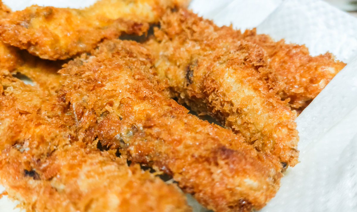 親が釣ってきたイワシを3枚におろしてフライにしたらふっくらして美味しかったので掲載🍤
骨はあまり気にならないけど苦手な場合は腹骨だけ取るといいかも。