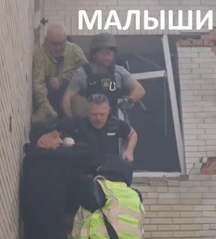 🇺🇦 УкроСМИ рыдают и сыпят проклятиями: "Русские ударили по детскому садику в Сумах — дети только пришли на занятия"

Однако случайные кадры эвакуации упрямо доказывают, что никаких детей в здании детского сада не было. А вот взрослые дяди в военной форме и экипировке — были. Да и