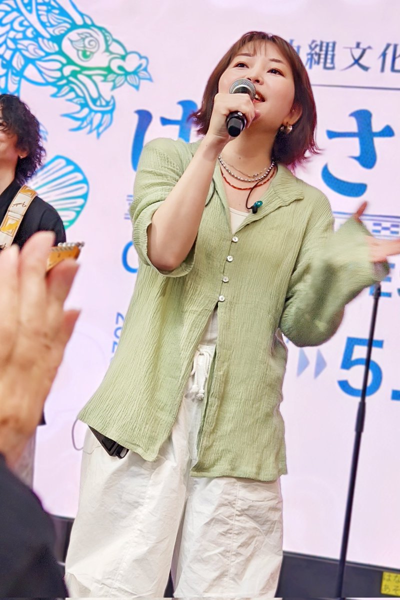 sousaiyakkun's tweet photo. 2026.5.6はいさいFESTA@ 川崎ルフロン前
green note coaster(@gnc_music)のVo.金城美織さん、Gt.田中秀樹さん、DJ.佐々木皓太さん。

今日のラスト曲は「ブルーバード」
https://t.co/qPsgGZrfkR https://t.co/9N2i5uaZC5