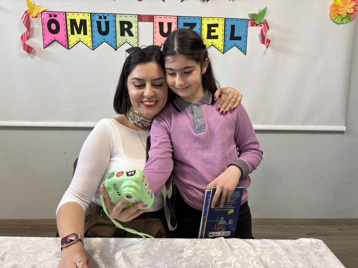 Tunceli_MEM's tweet photo. 📚 E-Vizyon 62 Programı kapsamında hayata geçirilen “Tunceli Okuyor” projesi çerçevesinde, Sarı Saltuk İlkokulu öğrencilerimiz, söyleşi ve imza günü etkinliğinde yazar Ömür Uzel ile bir araya geldi.

Gerçekleştirilen programda öğrencilerimiz, yazarımızla sohbet ederek merak ettikleri soruları sorma fırsatı buldu ve kitapların büyülü dünyasına keyifli bir yolculuk yaptı.

Etkinlik, öğrencilerimizin okuma alışkanlıklarının pekişmesine, hayâl dünyalarının zenginleşmesine ve edebiyata olan ilgilerinin artmasına katkı sağladı.

📍Sarı Saltuk İlkokulu

@tcmeb @Yusuf__Tekin @sefikaygol @mebtegm @ebubekirsavasci @BahameddinK @timas_cocuk