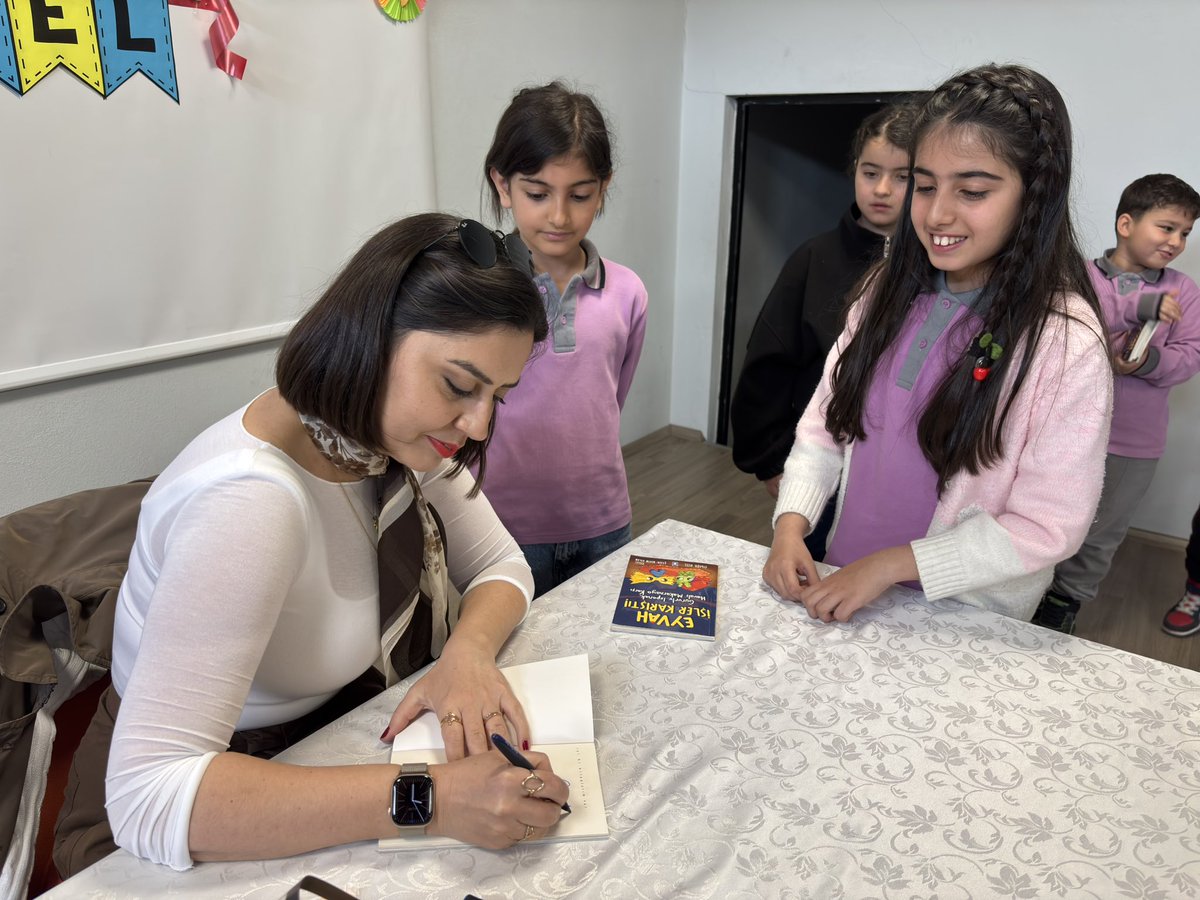 Tunceli_MEM's tweet photo. 📚 E-Vizyon 62 Programı kapsamında hayata geçirilen “Tunceli Okuyor” projesi çerçevesinde, Sarı Saltuk İlkokulu öğrencilerimiz, söyleşi ve imza günü etkinliğinde yazar Ömür Uzel ile bir araya geldi.

Gerçekleştirilen programda öğrencilerimiz, yazarımızla sohbet ederek merak ettikleri soruları sorma fırsatı buldu ve kitapların büyülü dünyasına keyifli bir yolculuk yaptı.

Etkinlik, öğrencilerimizin okuma alışkanlıklarının pekişmesine, hayâl dünyalarının zenginleşmesine ve edebiyata olan ilgilerinin artmasına katkı sağladı.

📍Sarı Saltuk İlkokulu

@tcmeb @Yusuf__Tekin @sefikaygol @mebtegm @ebubekirsavasci @BahameddinK @timas_cocuk