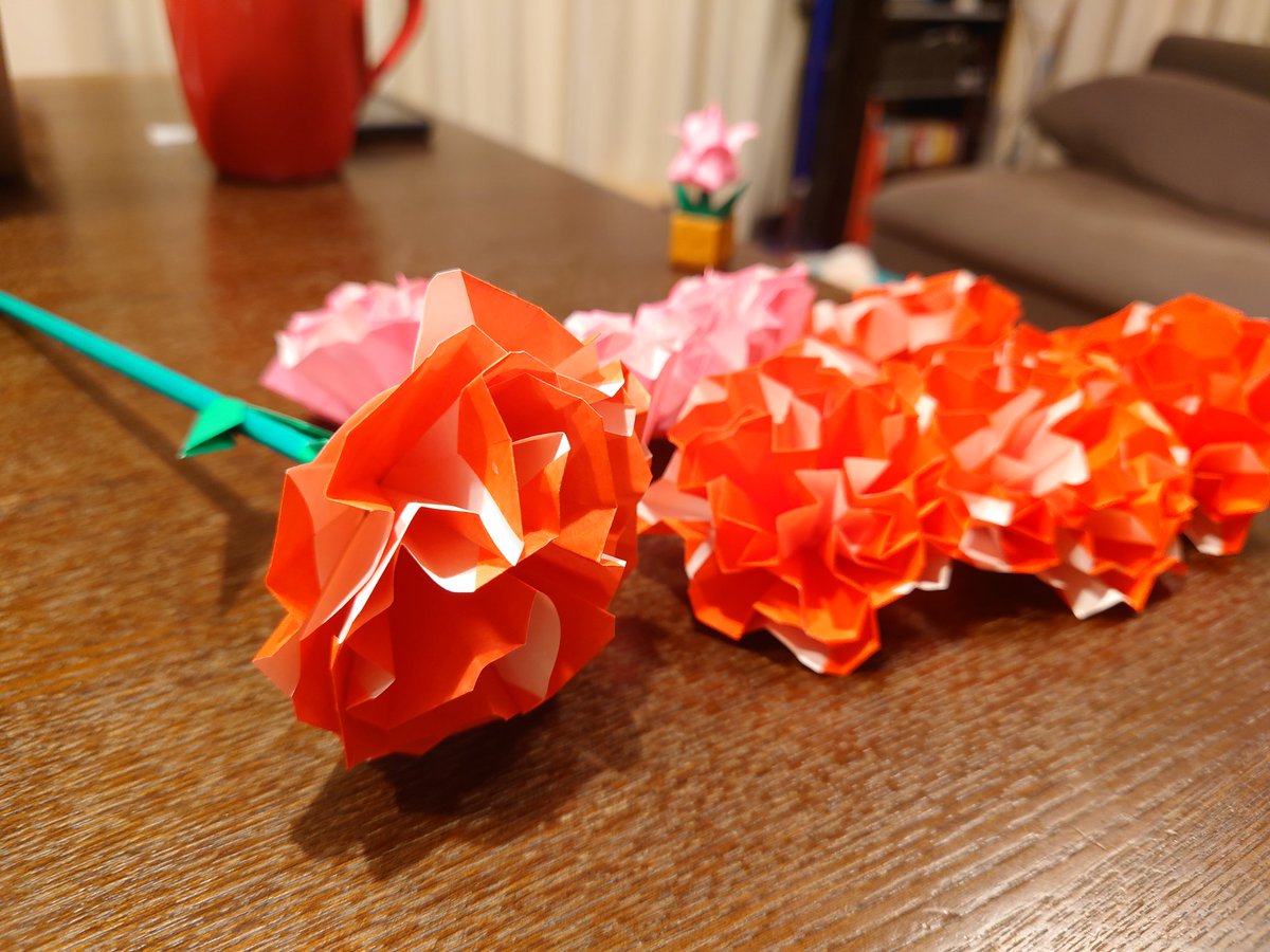 oku_akey's tweet photo. 両家お母さんには手配済み
私は趣味の折り紙でカーネーション作り

週末娘が何かしてくれる…はず…多分

#スカロケ https://t.co/kKv0xiBoow