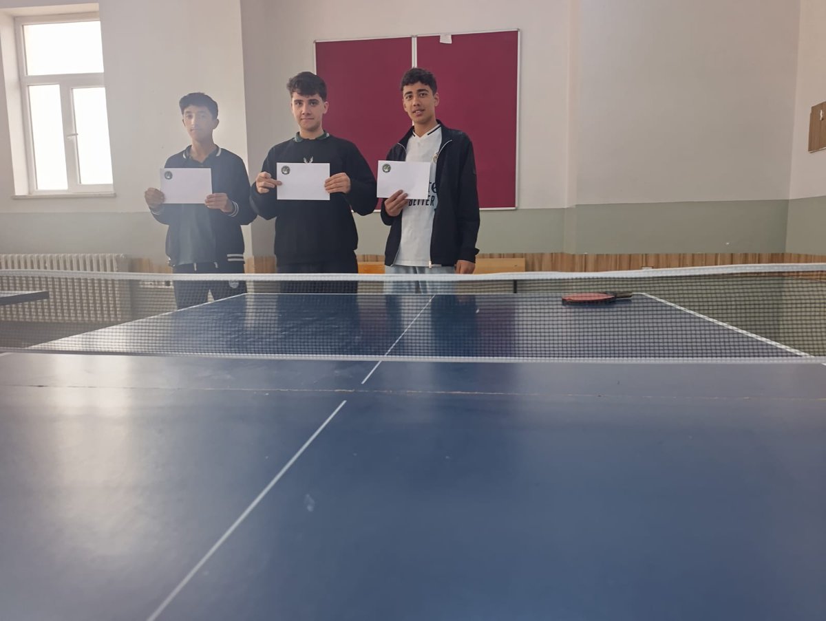 solhanimamhatip's tweet photo. Okulumuzda masa tenisi turnuvası düzenlendi. Öğrencilerimiz hem yarıştı hem de keyifli anlar yaşadı.
Dereceye giren öğrencilerimiz:
Batuhan Yılmaz (9/A)
Yusuf Davut Tunç (12/A)
Sinan Buğur (12/A)
Öğrencilerimiz öğretmenimiz Gökhan Turgut tarafından ödüllendirildi. https://t.co/YvJAUM4bAk