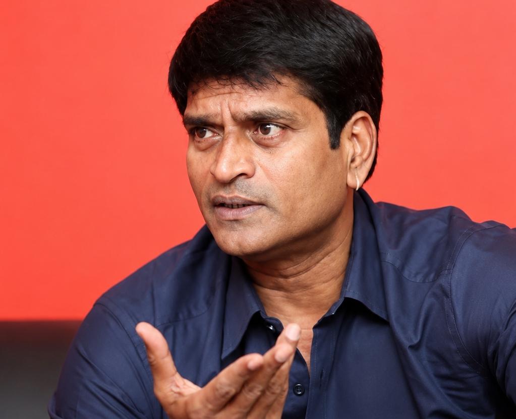 DailyCultureYT's tweet photo. "ఇండస్ట్రీ ని పెంట పెంట చేసి పడేసారు...

Teaser కి Pre-Teaser అంట
ఆ Pre-Teaser కి Glimpse అంట
దానికి ఒక Announcement date అంట
ఆ announcement కి ఇంకో Pre announcement అంట

జనాలకి పని పాట లేదనుకుంటున్నారా అనవసరమైన information అంతా ఎందుకు వాళ్ళకి చిరాకు గా

అప్పట్లో గోడ మీద పోస్టర్లు చూసి సినిమా కి వచ్చేవాళ్లు...ఇప్పుడు ఇన్ని చేసినా ఎవడు థియేటర్ కి రావట్లేదు

Simple గా ఒక date చెప్పి trailer వదలొచ్చుగా..." - #RaviBabu