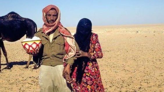اسقيتـها من صافي الـود . . فنجـال
    وانا على ما اسقيتها .. عودتـني

انا اشهد اني .. طحت في بنت رجال
   لو دارت الدنيا علي .. مانـستني