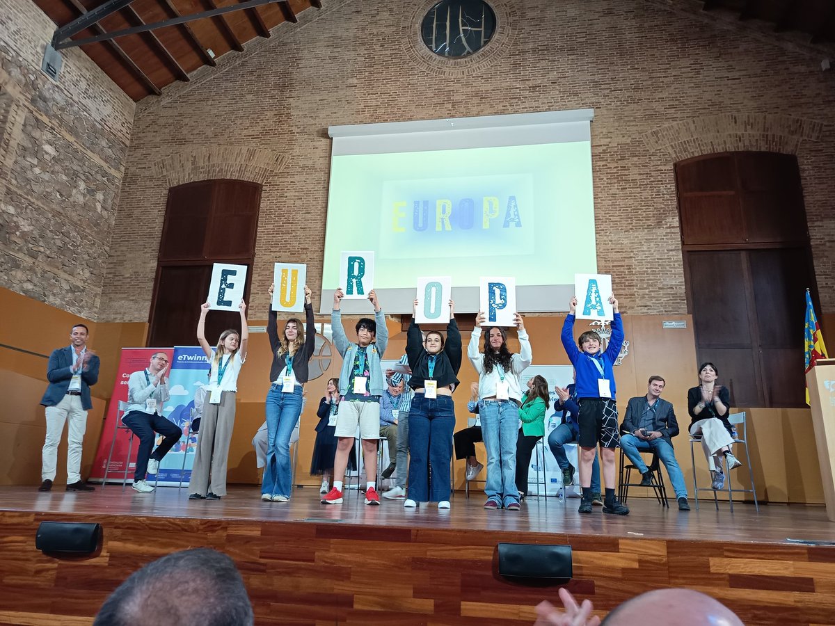 AmeliaGrandaPin's tweet photo. Hoy he tenido la oportunidad de asistir al II Encuentro para la Internacionalización Educativa, organizado desde Programas Europeos de la Conselleria de Educación.

Una jornada inspiradora para conocer la red de instituciones que apoyan la cooperación europea dentro de la Comunidad Valenciana y todas las oportunidades que facilitan en el campo de la Educación. Además, hemos podido conocer proyectos innovadores reales, llevados a cabo por diferentes centros docentes, y seguir construyendo redes educativas. 

Gracias a la organización y a todas las personas participantes por hacer posible este encuentro tan enriquecedor. Seguimos aprendiendo y creciendo juntos. 

https://t.co/5AZjZbnS6V

#InternacionalizaciónEducativa #Educación #InnovaciónEducativa #ErasmusPlus #Europa #FormaciónDocente #Aprendizaje #Cooperación #EducaciónInternacional #AgoraEuropa #Docentes #TransformaciónEducativa @GVA_Cefire @GVAeducacio @UV_EG