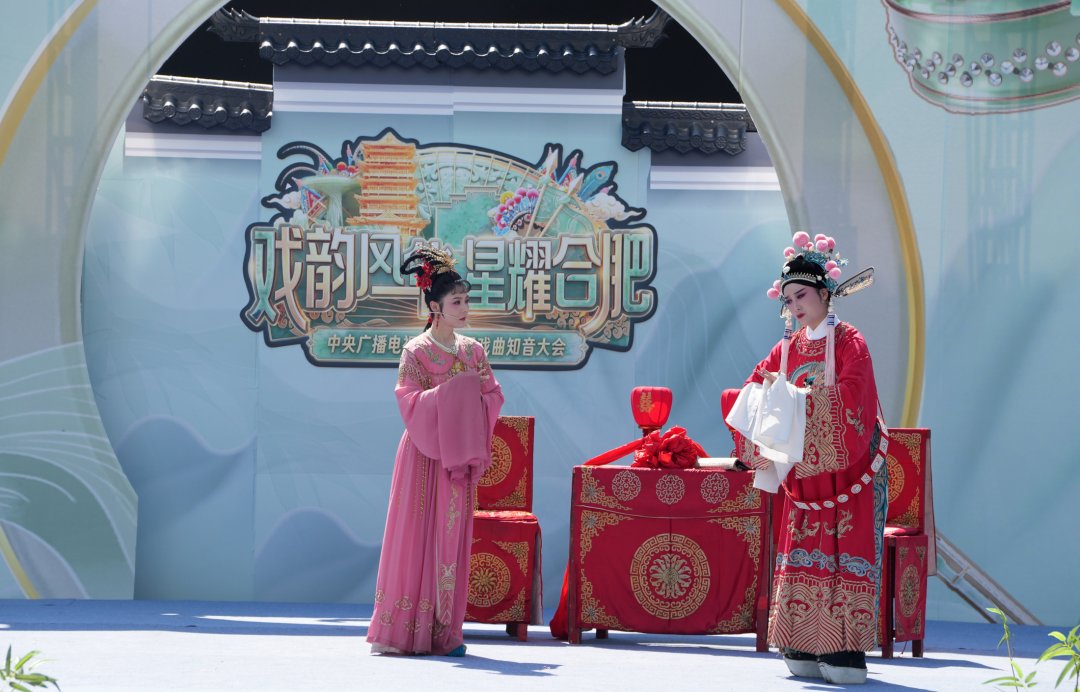 HefeiChina's tweet photo. During the #MayDay holiday, #Hefei came alive with lakeside opera performances, glowing fish parades, hanfu carnivals, and blooming flower walls. From cozy teahouses to music festivals, there was something for everyone. ๐ธ๐ถ #VisitHefei https://t.co/RORaSJYvDk