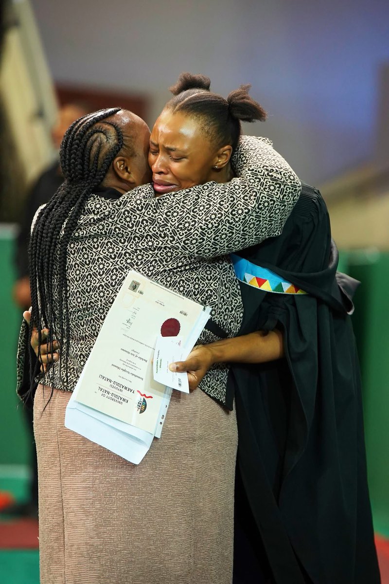 NyakegoMaponya's tweet photo. UKZN graduations are in session, we’re about to cry tears of joy with strangers 🥺🥺 https://t.co/0efXiyPbVH