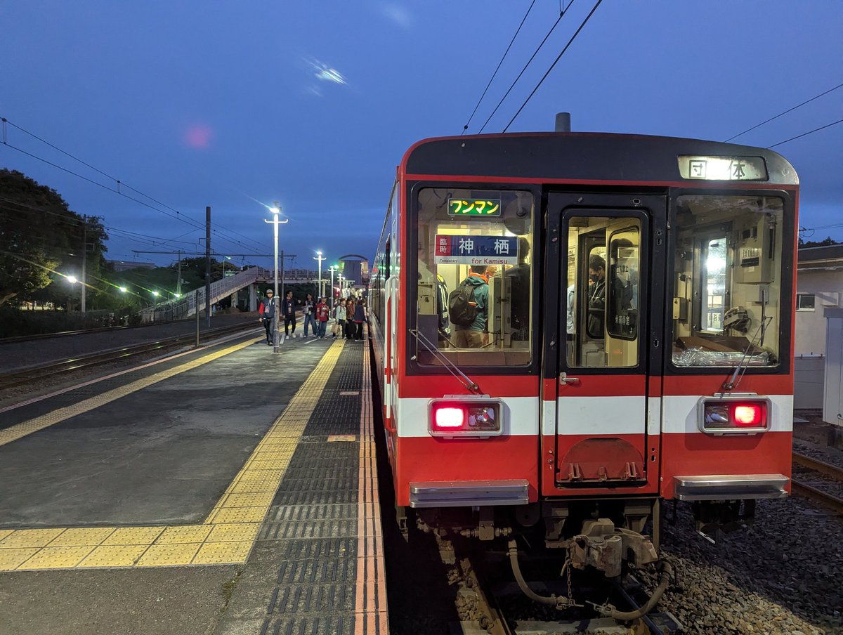 ayuos's tweet photo. 帰りも神栖駅まで乗車！
神栖行の方向幕(みたいなもの)も掲出されました！
水戸方は団体幕、鹿島神宮方は回送幕でした。
鹿島サッカースタジアム駅で待っている人が誤乗しないように、駅の水戸方に停めていました。
神栖駅はホームが無いので再びタラップから下車 https://t.co/fVhvxFOi3f