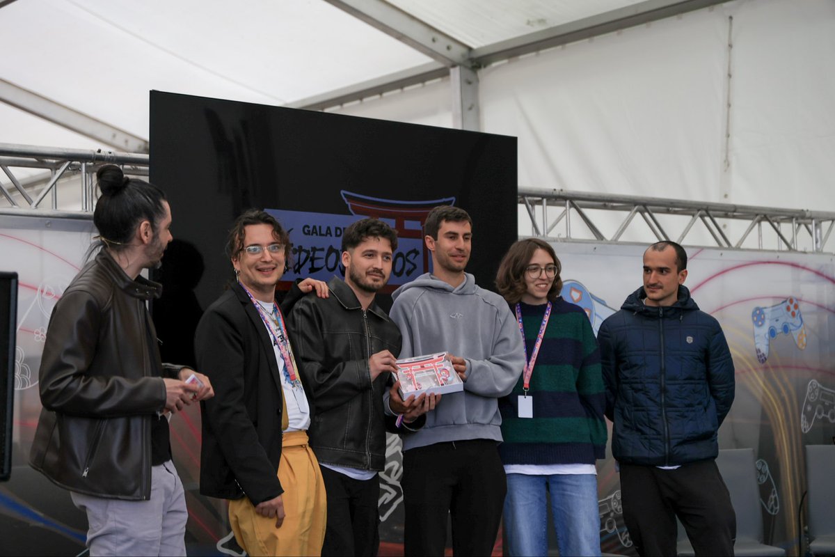 Toledo_Matsuri's tweet photo. 🎮 La gala de videojuegos de este año fue espectacular, presentado además por @kidcoltrane 🎤✨ pudimos conocer de cerca grandes juegos y los equipos que están detrás invitiendo muchas horas para hacerlos realidad.
Y los juegos indie ganadores de este año fueron...

-Mejor Arte: UNDERPACKED! de @drunkenduckco
-Mejor Desarrollador: Starlit: Ascension de @DamocleSwordVR 
-Mejor Juego 2026: Starlit: Ascension de @DamocleSwordVR 

¡Muchas felicidades a todossss!
Gracias a los 17 juegos y sus estudios por acompañarnos en esta edición 👏👏