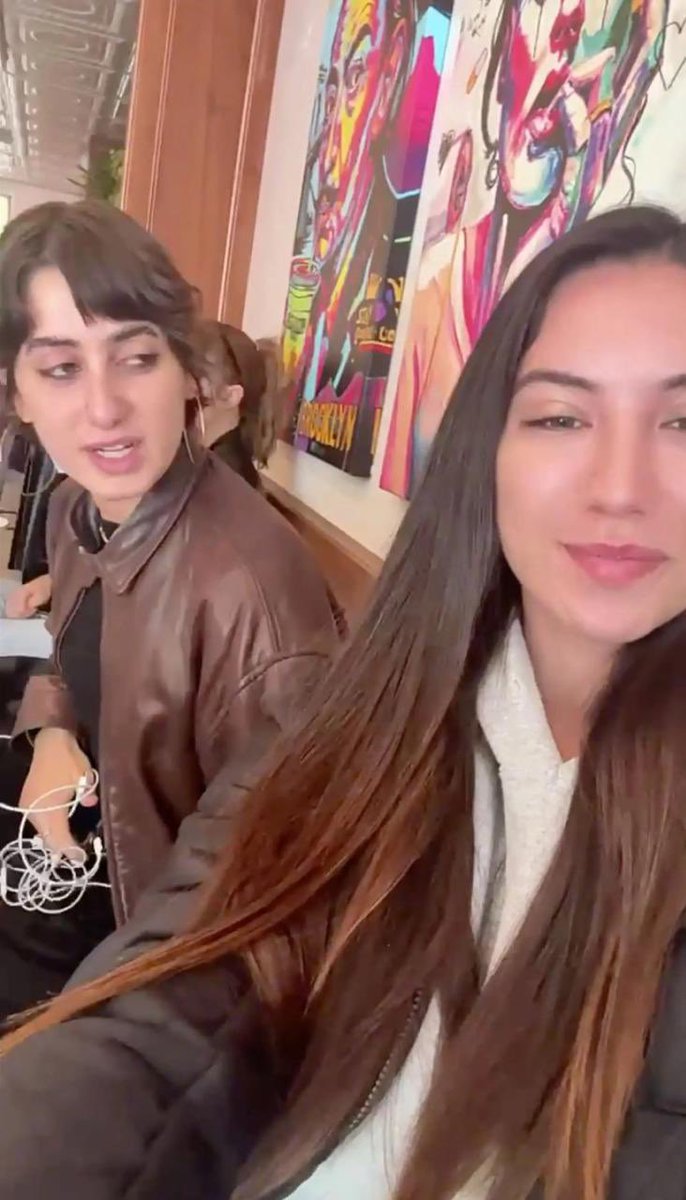 Miss Israel se acercó a la esposa de Mamdani y se sacó una foto con ella, en la que la segunda aceptó
Después de sacarse la foto, Miss Israel le dijo quién era.
La cara de “pongo me gusta a actos de terrorismo” lo dice todo no? 
Lo que hizo NY eligiendo a esta gente es