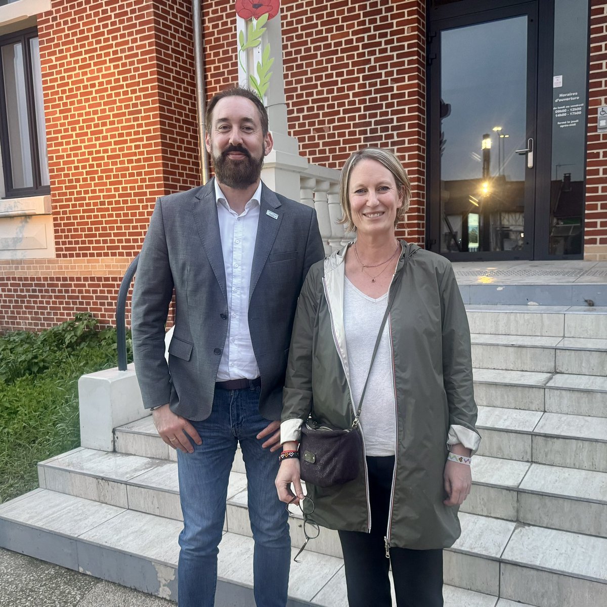 admd80's tweet photo. Forte mobilisation des membres de l’@admd80 lundi soir à la réunion publique des sénateurs @Laurent_Somon et @SenateurMilon 
L’occasion de rappeler le décalage croissant entre certaines positions du @Senat et l’attente majoritaire des Français sur la fin de vie. #ADMD #FinDeVie https://t.co/SnT6XwY8Mi