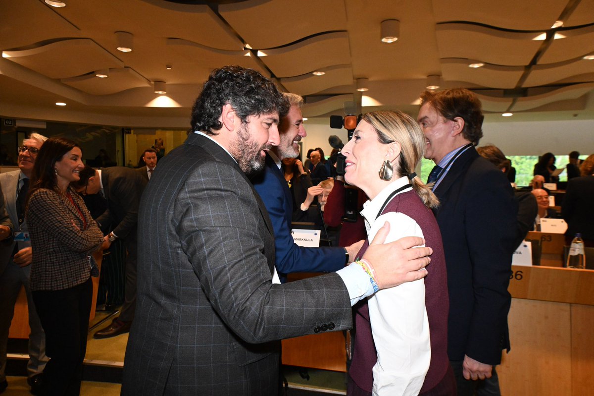 LopezMirasF's tweet photo. Las voces de las regiones debemos liderar el futuro de la Unión Europea.

Reunido con el @EPPGroup para seguir construyendo una Europa en la que se escuche a todos sus territorios.

La #RegiónDeMurcia tiene mucho que aportar: trabajo, talento, agricultura, industria y defensa. https://t.co/kTNZv6XjE3