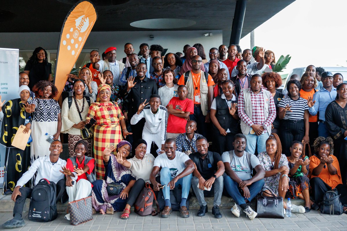 UNFPAMocambique's tweet photo. Durante a visita a Cabo Delgado, a @ZontaIntl  testemunhou o impacto de respostas humanitárias integradas.

Mulheres e jovens lideram a sensibilização sobre mudanças climáticas, VBG e práticas nocivas—ligando comunidades a serviços de proteção e SSR em contextos de crise. https://t.co/nxYtborFUm