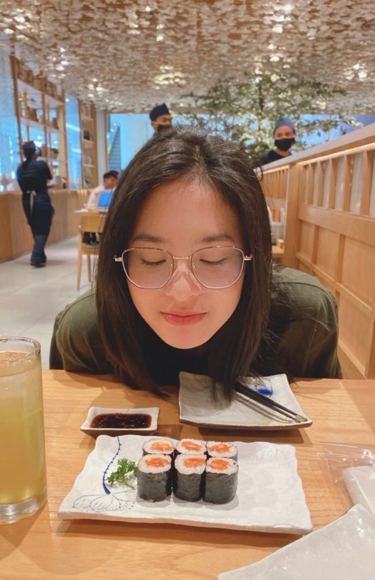 pwettydinoo_'s tweet photo. grezee sushi date 🍣🥢 @_zeeasadel @_shaniagracia31 

          then                                                now https://t.co/Jydzu79BVs