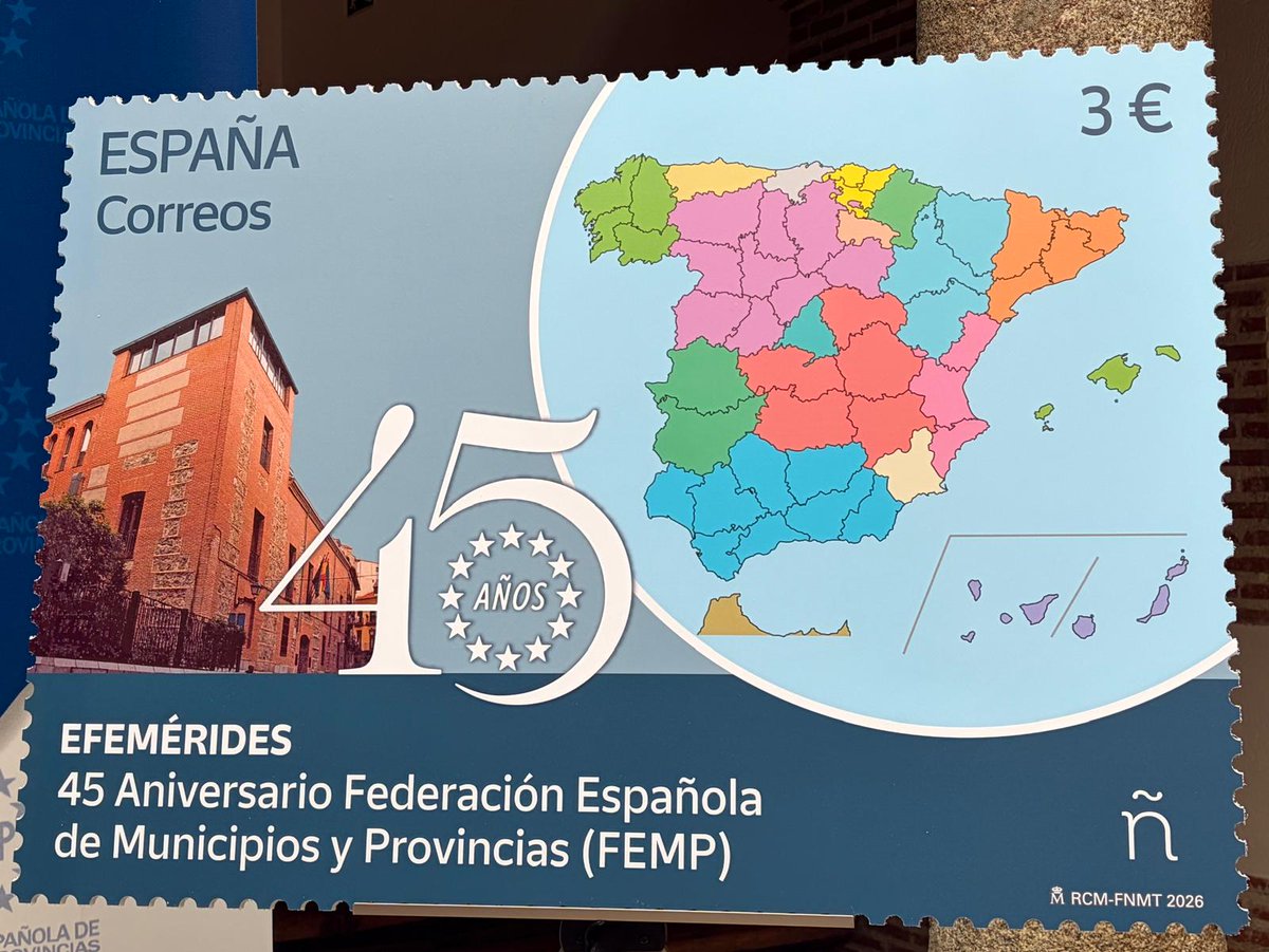 fempcomunica's tweet photo. 💌En un momento en el que el teléfono móvil no deja de vibrar, donde la instantaneidad cobra importancia y los mensajes llegan por mensaje de Whatsapp, queremos rememorar el bonito gesto de escribir una #carta. 

📨Hoy es el #DíaMundialdelaFilatelia, una jornada que conmemora la puesta en circulación del primer #sellopostal del mundo, el Penny Black, en 1840. 

✍️Definida como el arte de coleccionar, clasificar, comprar y/o vender sellos, sobres y otros documentos, así como el estudio de la historia postal, la filatelia es fundamental para preservar la historia, cultura y arte de un país. 

📝Aunque la comunicación digital predomina, el uso de sellos físicos mantiene viva la tradición epistolar y permite el intercambio de piezas únicas.

🥰Desde la #FEMP, seguimos apostando por el bonito gesto de recibir cartas y con motivo del 45º aniversario de la federación, en abril sacamos un #sello conmemorativo para destacar la labor de todos estos años al servicio del municipalismo español.