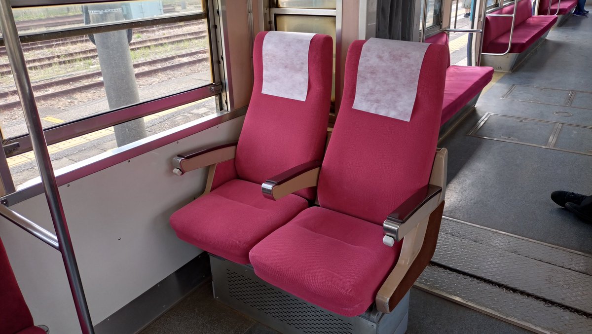 車内はロングシートが基本だが、1つだけ簡易リクライニングのクロス