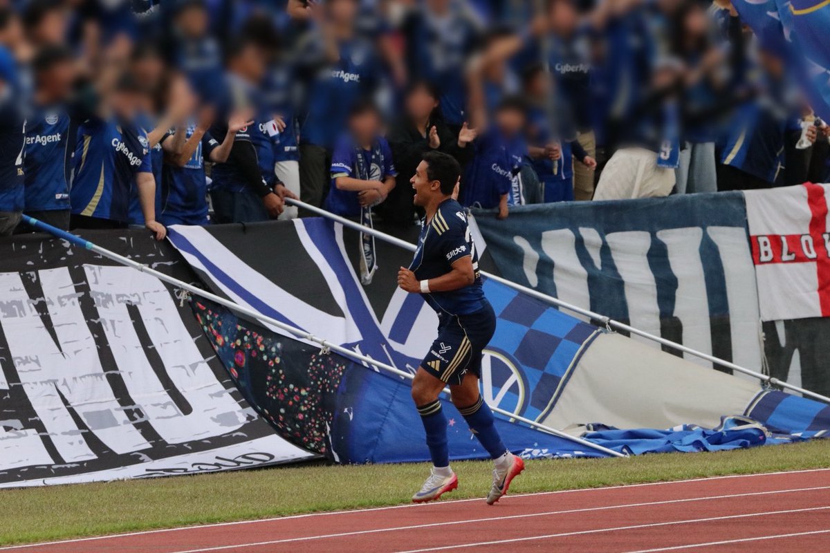 hima__zel's tweet photo. ☆2026.5.6 町田vsマリノス📸☆

1点目✨️エリキナイスゴール(   ᐢ ᵕ ᐢ )ᐟ💙"
エンブレムをアピールする選手大好き😽⭐️

#FC町田ゼルビア  #zelvia  #エリキ https://t.co/nQRtR8Lwo8