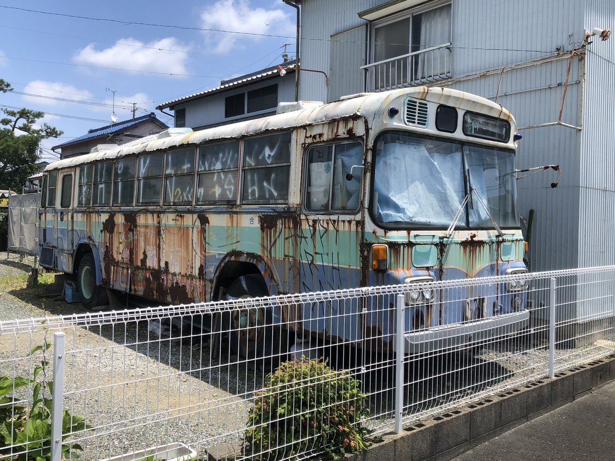 信号待ちでふと違和感が😅
貴重な浜松市営バスの廃車体ですが、窓ガラスやヘッドライトなどが外されてました😭
近々解体もしくは撤去されると思われます💦
浜松市営バスは1986年に遠鉄バスに移管したので、移管から40年貴重な車両がまたひとつ消えようとしてます🚌