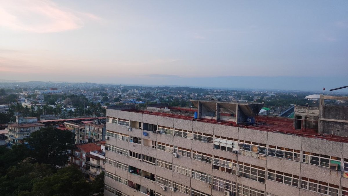 Sin suministro de agua hace tres días y con los apagones que no dan respiro. Ahora mismo estamos sin electricidad y con las tuberías secas en nuestro barrio de La #Habana. El fallido Estado cubano no puede garantizar ni siquiera lo mínimo. #Cuba #SOSCuba