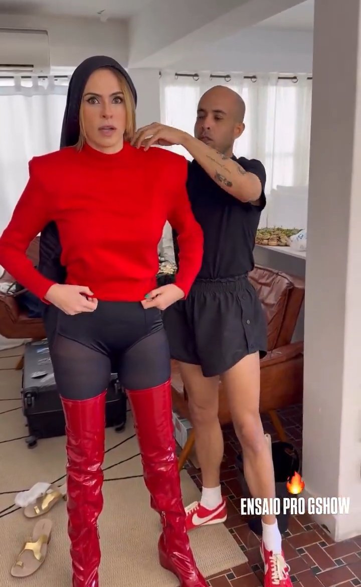 era melhor ter se vestido como uma “executiva de filme pornô” mesmo