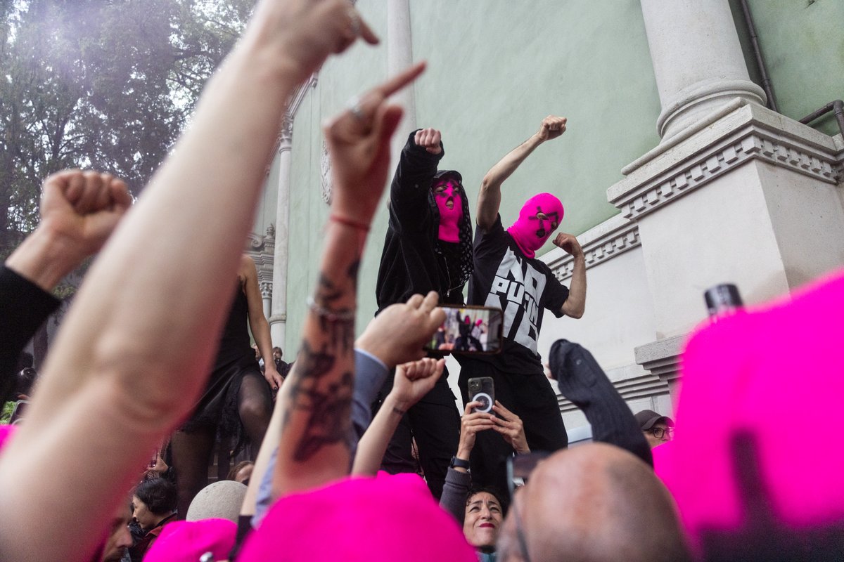 merr1k's tweet photo. Pussy Riot и FEMEN у российского павильнона на Биеналле https://t.co/byWi88NRTg