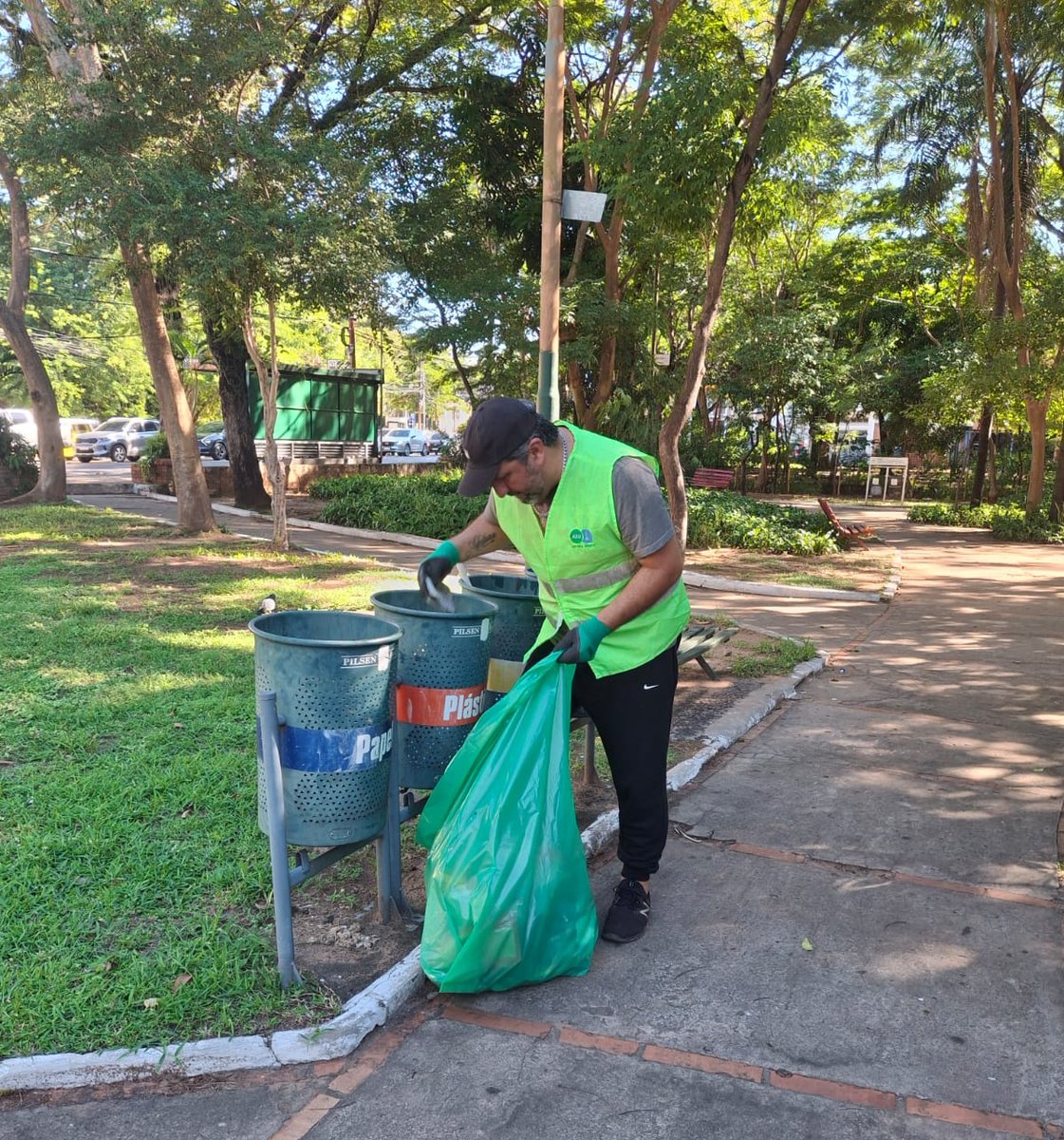 ✅️ Plaza Manuel Ortiz Guerrero y José Asunción Flores 🌳💚

🧹 Tareas habituales en espacios de esparcimiento 🚮
