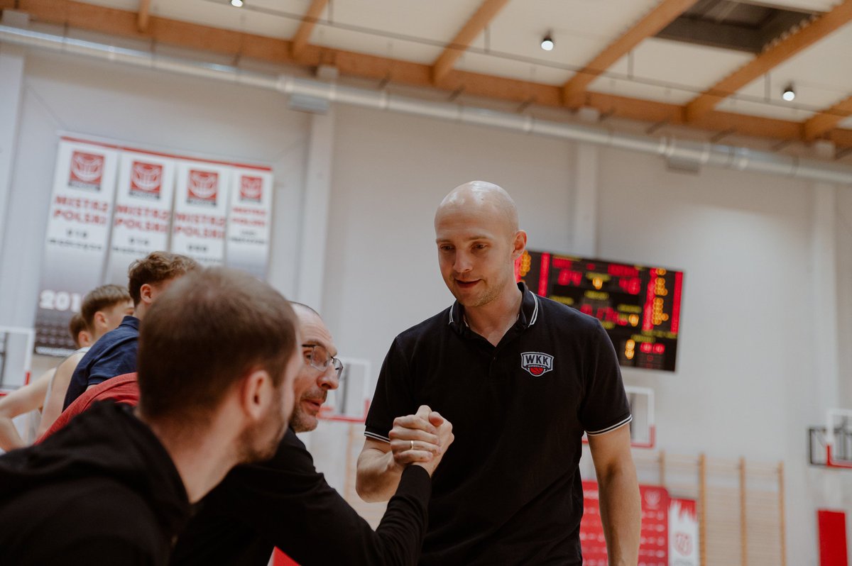 WKK_Wroclaw's tweet photo. Nie zatrzymujemy się! 👊
To był udany dla nas start Mistrzostw Polski #U17PL. Pokonaliśmy AK Komorów różnicą 20 punktów.
Co warto zapamiętać z tego meczu? 13 oczek, które zdobyliśmy po stratach rywali, i aż 31 punktów z szybkiego ataku. Dobrze! 💪
Kolejny mecz - jutro o 13:00. https://t.co/nWqefsa8H3
