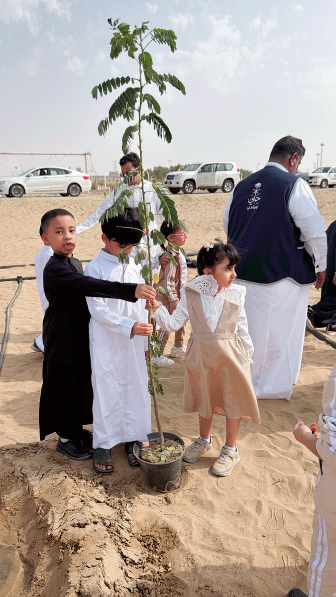 baladiat_hali's tweet photo. تحت شعار #أثرك_أخضر 🌲
نفذت بلدية حلي أعمال تشجير بزراعة 300 شجرة كمرحلة أولى، في موقع مخصص ليكون "منطقة خضراء" بجوار الحديقة العامة، بالتعاون مع #نت_زيرو وبمشاركة مركز النماء لذوي الإعاقة، وروضة الكدوة، والمتطوعين، ضمن مستهدف البلدية بزراعة 2000 شجرة، تماشيا مع مبادرة السعودية الخضراء.
@JeddahAmanah @netzero_sa