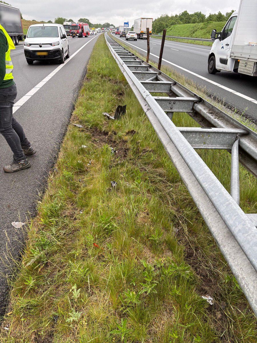 ❌ | Op de #A73 richting Nijmegen gaat het verkeer tussen Belfeld en knp. Tiglia via de vluchtstrook nadat hier een ongeval gebeurd is. Meerdere hulpdiensten zijn inmiddels ter plaatse. Houd voorlopig rekening met vertraging. Een eindtijd is nog niet bekend.