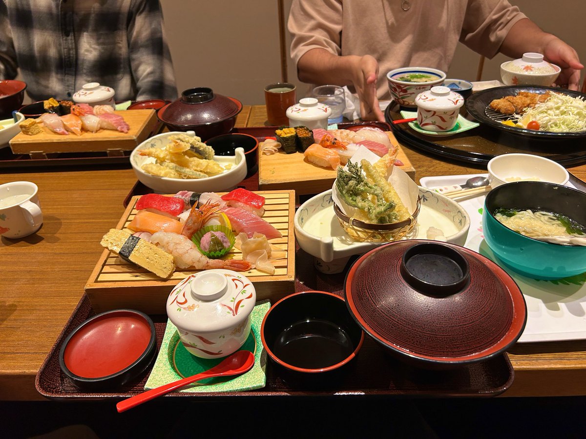 ar_yy109's tweet photo. 注文間違えて1つ御膳多くなったけど、夫婦でペロリいきました👫
地元の寿司美味しい♥️ https://t.co/RqdFYBW4gG