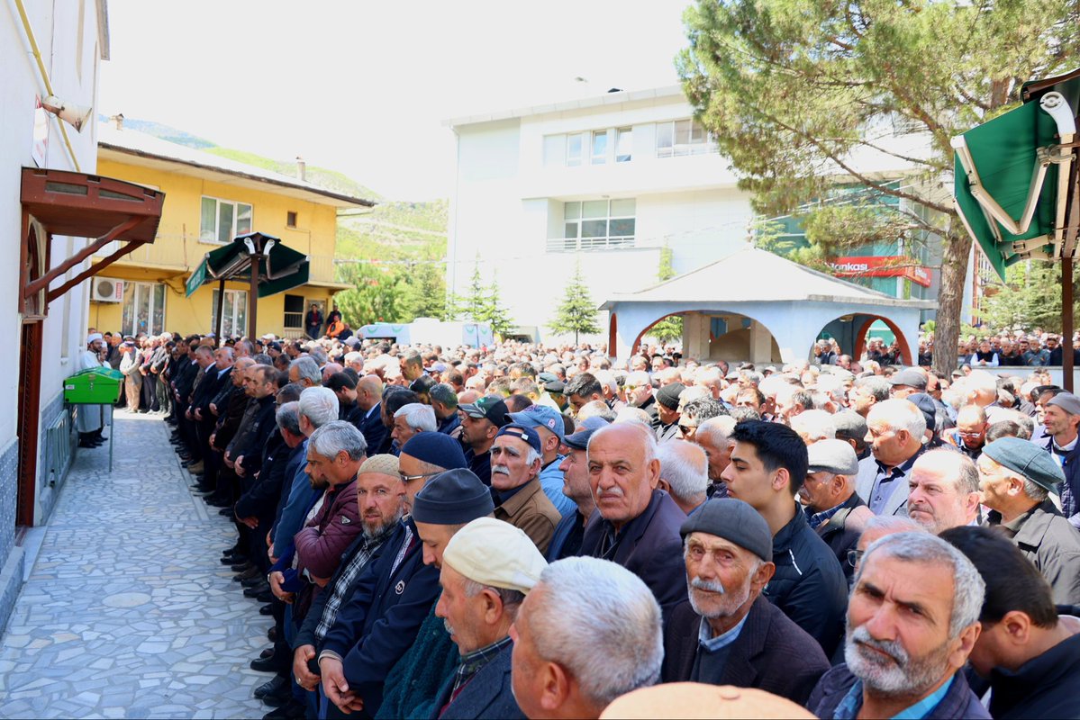📍Ardanuç Merkez Cami

Ardanuç ilçemiz Zekeriya Köyü Aksu Yaylası’nda 31 Aralık 2025 tarihinde meydana gelen çığ felaketinin ardından, 5 Mayıs 2026 tarihinde çığ altından çıkarılan merhum Bülent Gezer’in cenaze törenine katıldık.