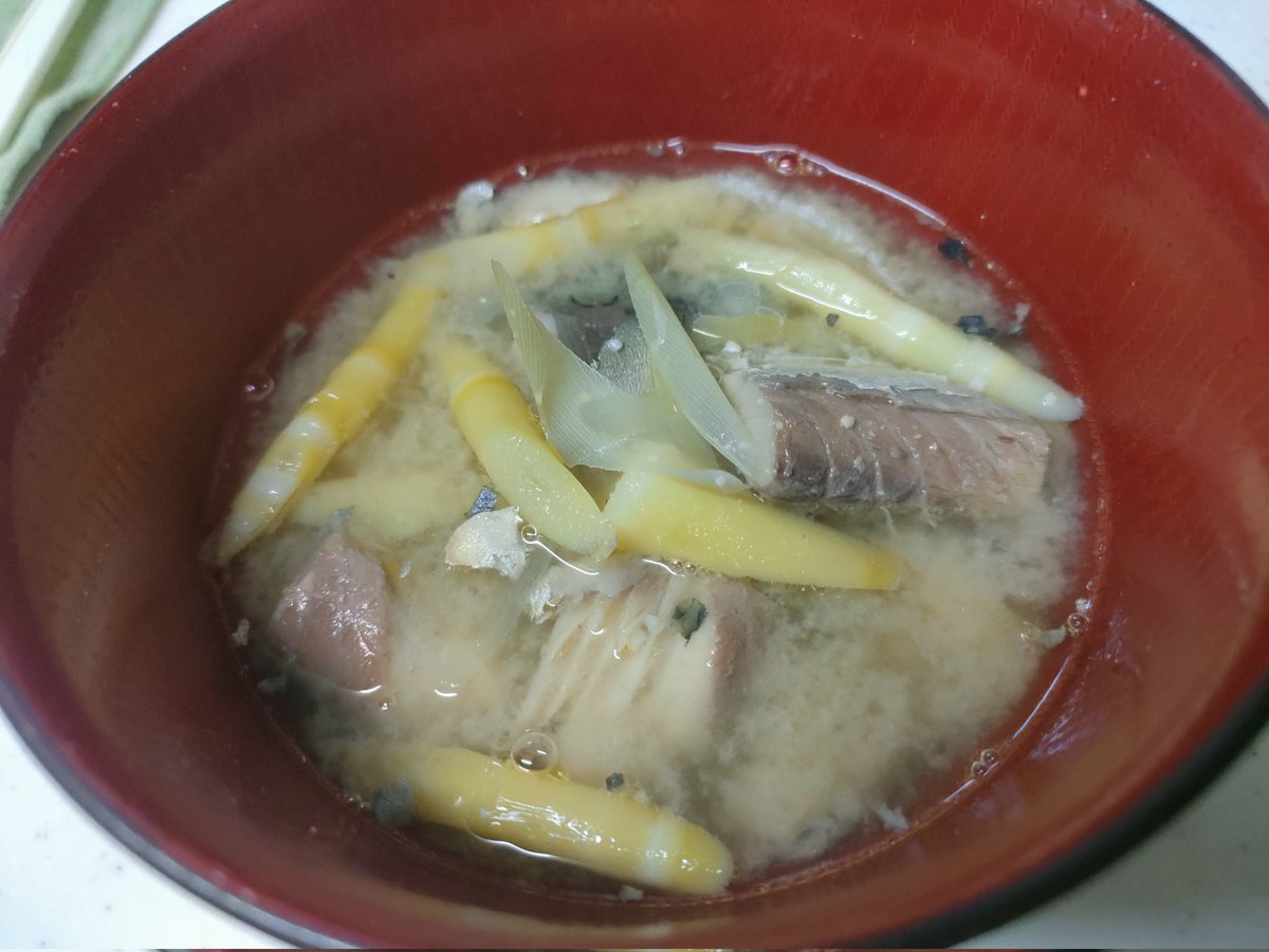 hiro_kutsukake's tweet photo. コシアブラとタラの芽の天麩羅

根曲がり竹とサバ缶の味噌汁

で晩酌🍶

山の幸最高です。 https://t.co/7LefzOMuZ6