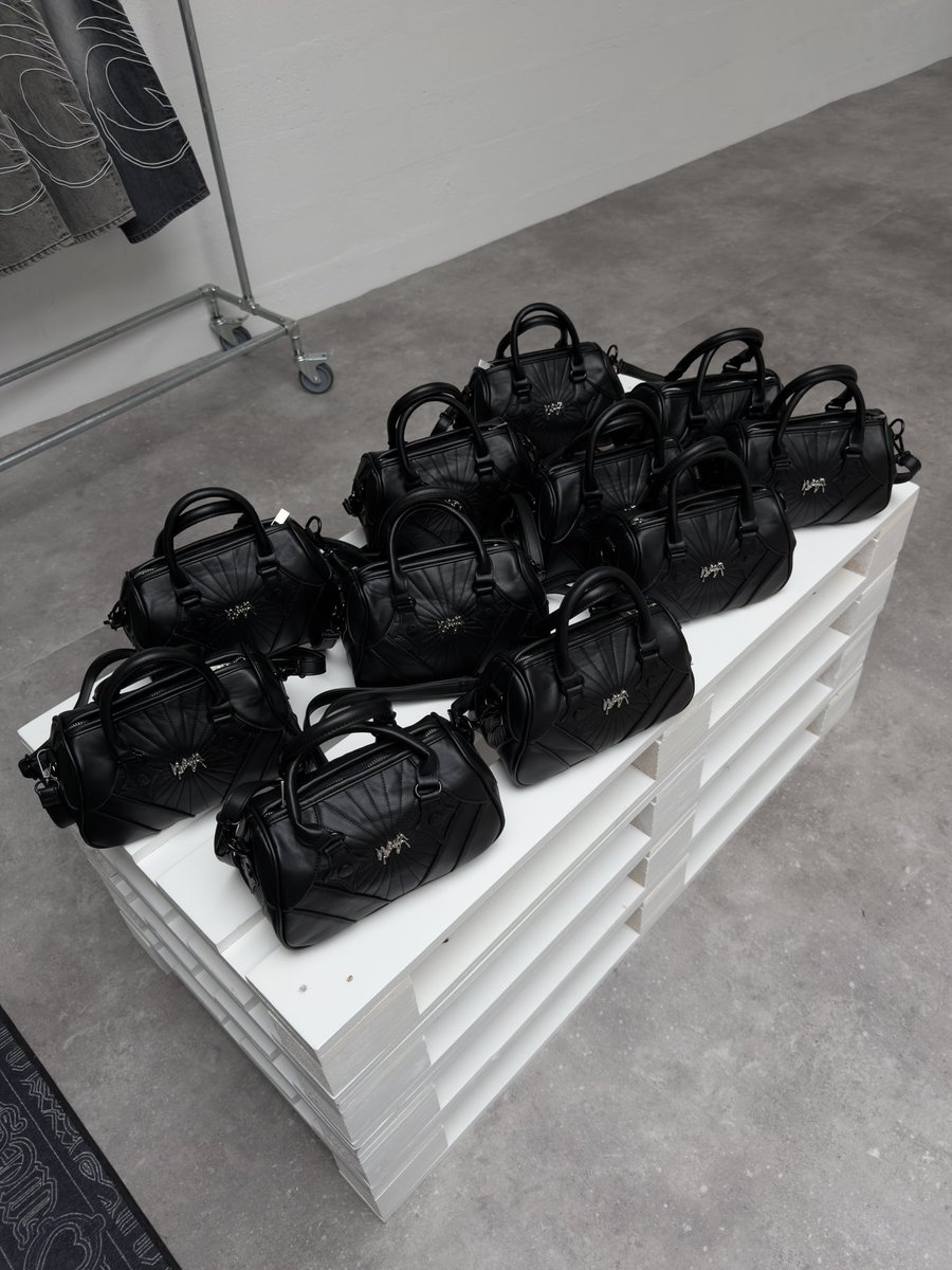 weyymi's tweet photo. new collection / RDV ce soir à 20h https://t.co/DB9l2bWZhy