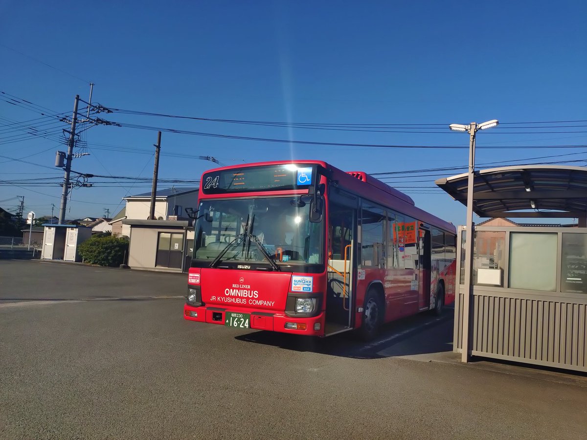 travelliveing's tweet photo. 昨日は京築エリアを回りトラブルもありましたが宮若市に宿泊
JR九州バス直方線かなり本数減りましたね
福丸駅〜直方駅とかほぼ1時間に2本はあったような気がしてましたがめちゃ少なくなってた…
なんかこういう光景がへいちく廃止後の代替バスもこんな感じなってしまうかもという危機感を強く感じた https://t.co/34VxL9wvxE