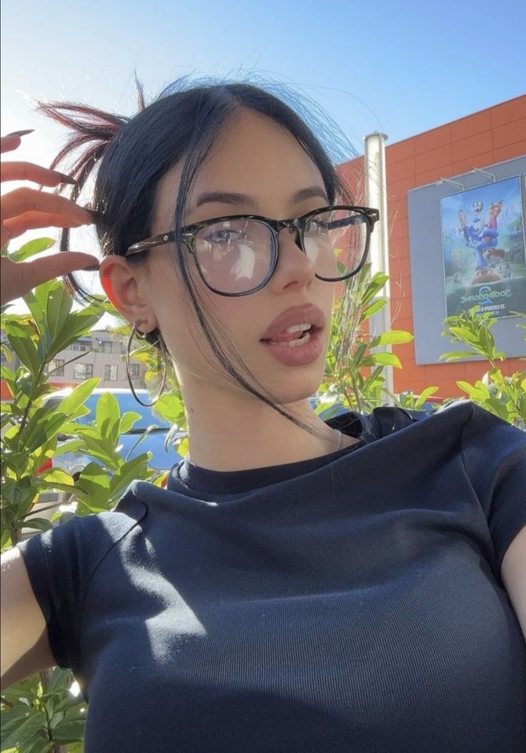 elle tweet media