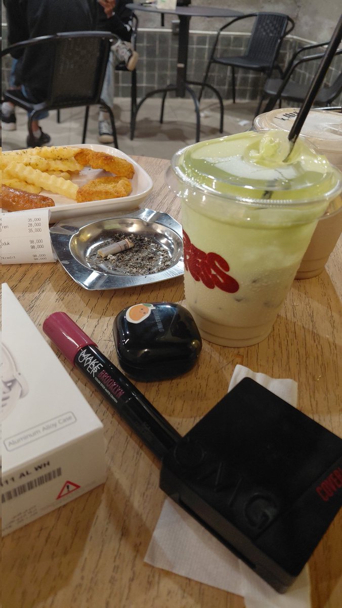 burnv4's tweet photo. tempatnya kecil, butuh minumannya enak" sukak https://t.co/l6eTLMqHHB