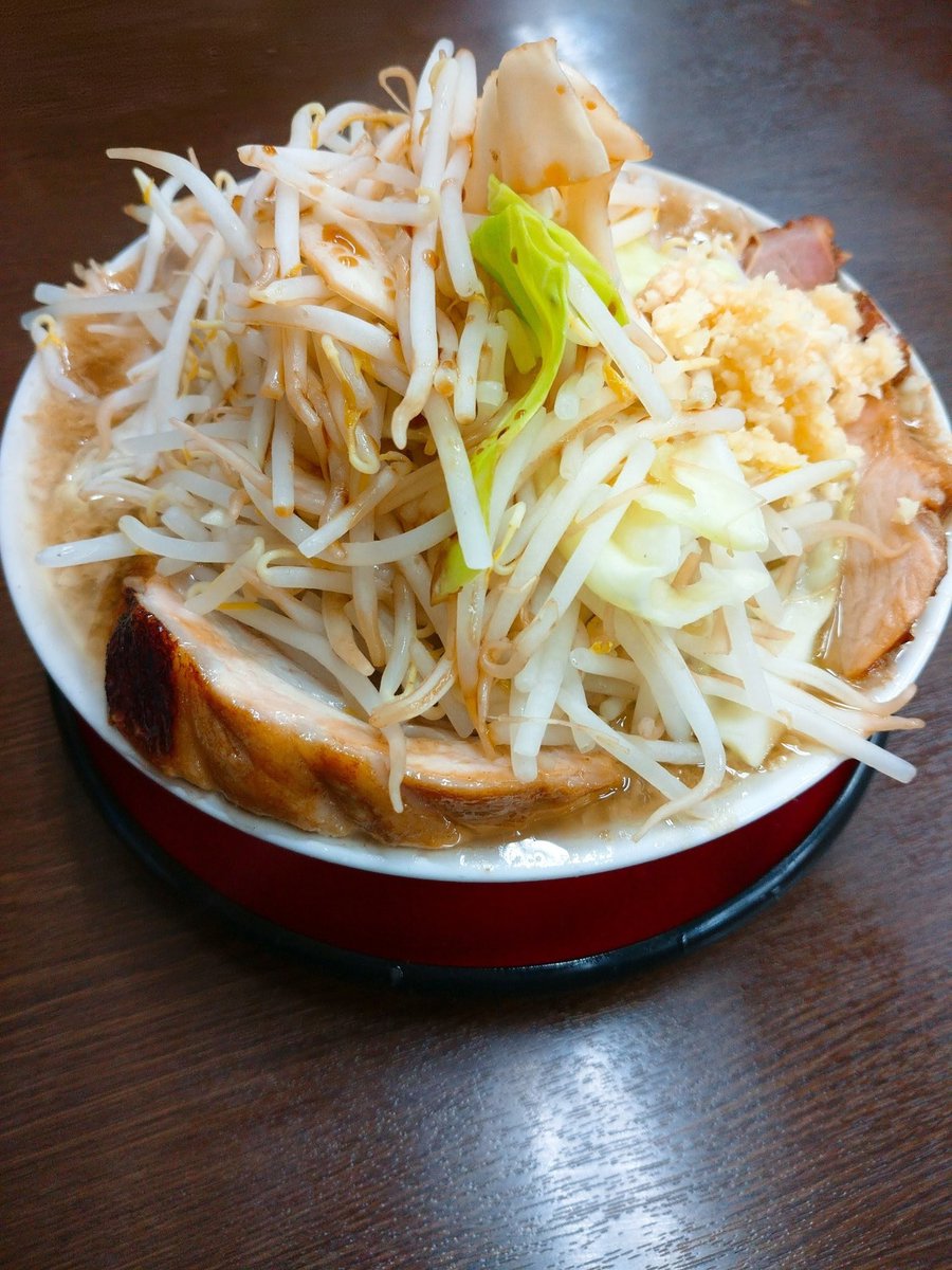okapi79551281's tweet photo. 今日のラー活！牛久 #麺屋元
「元ラーメン+豚+ｻｰﾋﾞｽ鶉の卵」
「半炒飯+大盛炒飯ﾃｲｸｱｳﾄ(娘用)」
今日で最後！開店前16時から待機
10年間毎週通い自分のﾗｲﾌｽﾀｲﾙに
なってました😆店主さん女将さん
長い間大変！大変！お世話に
なりました🙇今日も🍜最高でした
それでは、ごっそれい🙏 https://t.co/6B6z2A4L8k