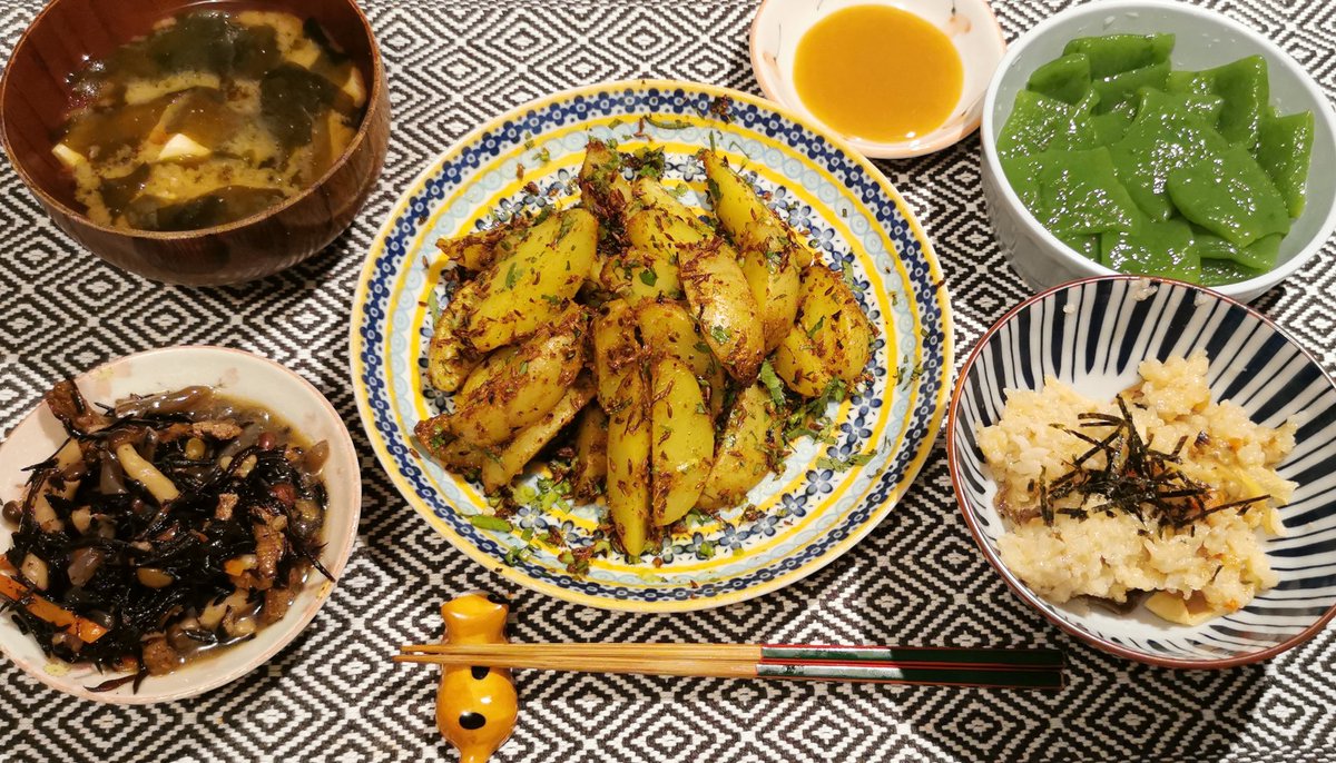 🕖️夜ごはん✨
・アルジラ(じゃがいものクミン炒め)
・刺し身こんにゃくと酢味噌
・ひじき
・あさりの炊き込みご飯
・お味噌汁

ゴールデンウィーク終了🎉
明日から仕事だよ！