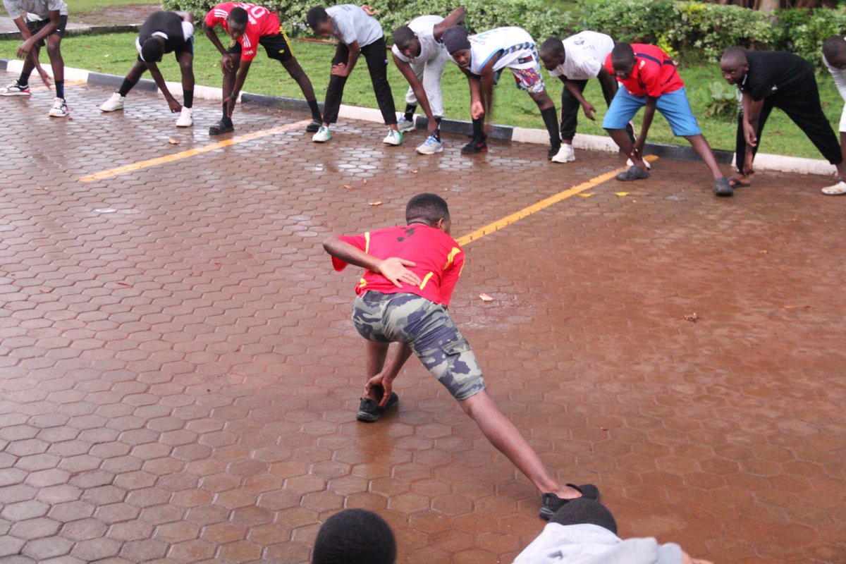 ProfsFLEouganda's tweet photo. Profitez de quelques images de la première activité de notre deuxième journée.
''LA ZUMBA''
CALUFU Jinja 1st Édition 
At MM Wairaka collège https://t.co/apN0sI99rs