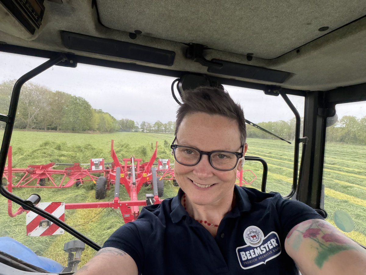 kleinkraakie's tweet photo. Ik zit weer op #kantoor
De #boerenzwaluwen schieten langs de trekker, de #spreeuwen zijn druk aan t zoeken, de #buizerd zweeft door de lucht als ie een lekker hapje ziet en de #ooievaars lopen voor mโn voeten. #DrogeWorst mee๐
#schudden #NewHolland #LelyLotus #dayattheoffice https://t.co/QBWr4EoqYe