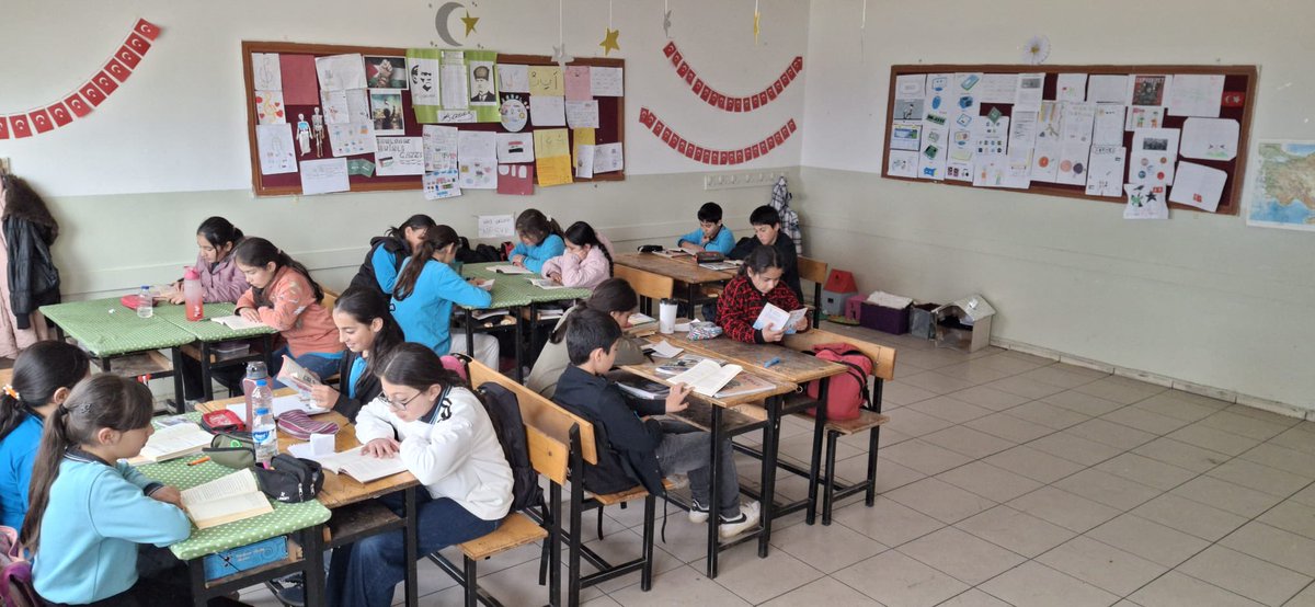 TuzcuMSI's tweet photo. Okul Kütüphaneleri Kullanım Uygulama Klavuzu kapsamında öğrencilerimiz aktif olarak kütüphanemizi kullanmaya devam ediyor. https://t.co/Mz6y4ejTjF