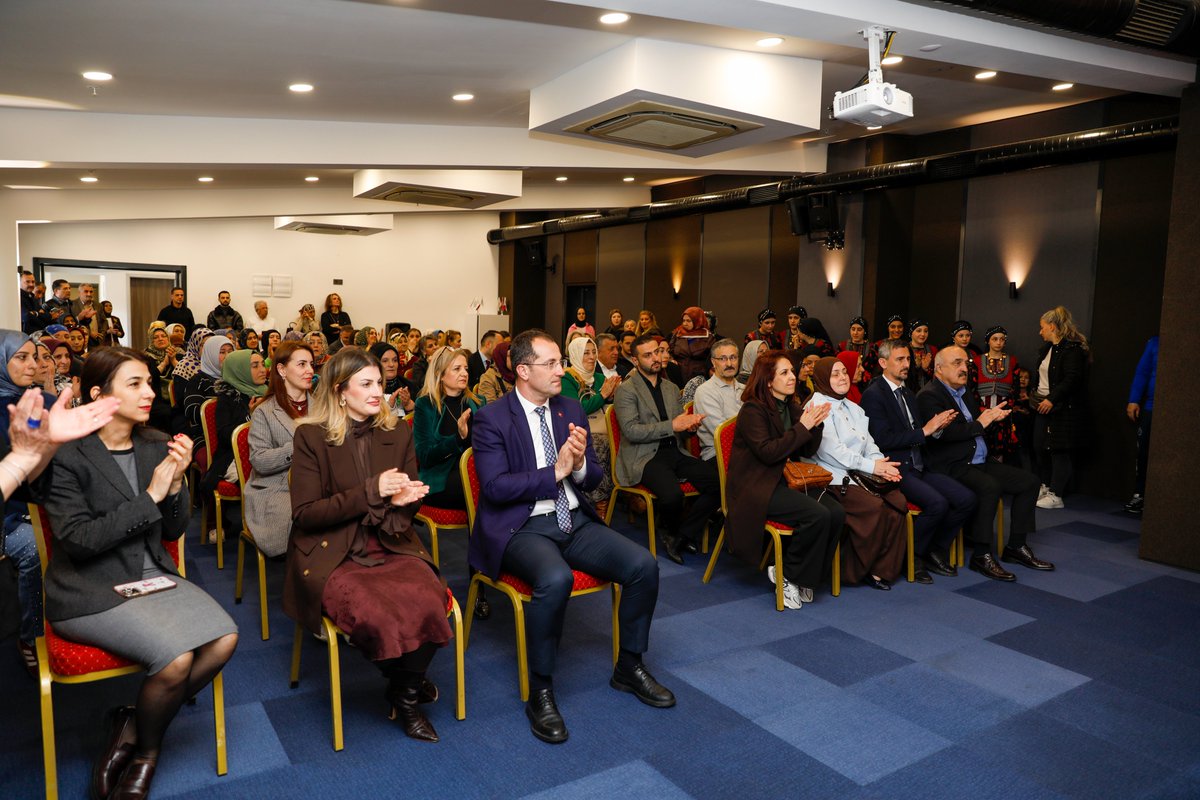 osman_ekim's tweet photo. 📍 Sera Lake Otel

Zifin Kadın Derneği tarafından Anneler Günü kapsamında düzenlenen “Üretici Elinden, Anne Gönlüne” temalı programa eşim Yasemin Ekim hanımefendi ile birlikte katıldık.

Kadın emeğini görünür kılan, yerel üretimi destekleyen bu anlamlı organizasyonda; Trabzon Üniversitesi Öğretim Üyesi Prof. Dr. Ebru Demircioğlu’nun gerçekleştirdiği “Anneler Günü ve Öncü Türk Kadınları” konferansını da ilgiyle takip ettik.

Başta Zifin Kadın Derneği Başkanımız Huzur Korkmaz Topal olmak üzere emeği geçen herkese teşekkür ediyor, tüm annelerimizin Anneler Günü’nü şimdiden kutluyorum. 🌸

#AkçaabatBaşka #AnnelerGünü #ZifinKadınDerneği