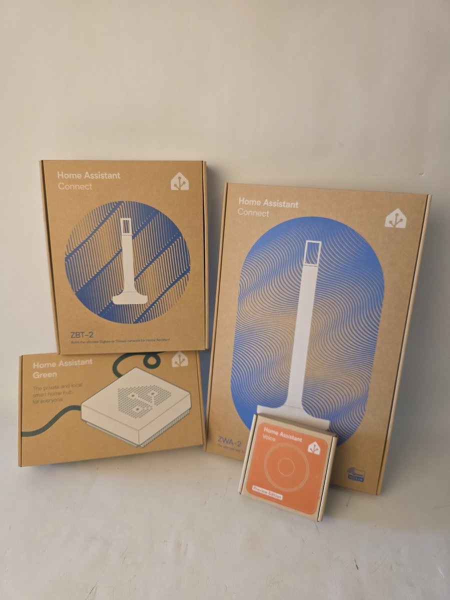 uberhardware's tweet photo. Les produits Nabu Casa, la maison mère de Home Assistant, viennent enfin d'arriver ce matin ! Nous allons enfin pouvoir les essayer et compléter le dossier domotique du prochain numéro 😁 https://t.co/xUsiHcE6be