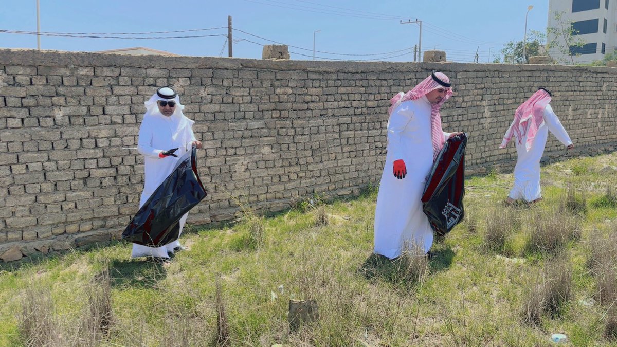 bannihassan's tweet photo. بحضورسعادة محافظ بني حسن أ/ ناصر بن سعيد المالكي ورئيس البلدية أ/خلف بن غرسان العلياني والادارات الحكومية تشارك البلديه في #مبادرة_تنظيف_المقابر من خلال اعمال النظافة  وذلك حرصاً على تعزيز الجوانب الانسانيه والبيئية واحترام حرمة الموتى.

 #بلدية_محافظة_بني_حسن
#امانه_منطقة_الباحة https://t.co/DpaOEMxVjs