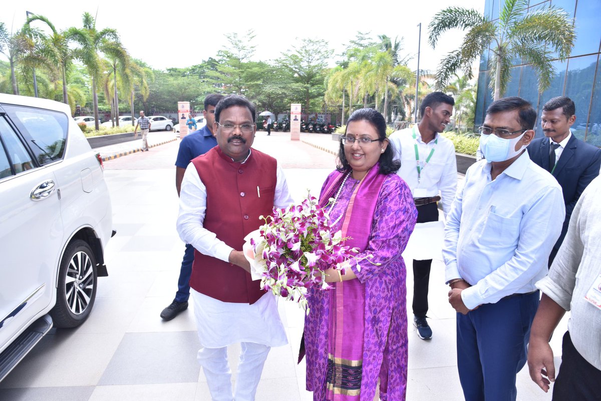 GokulanandaBJP's tweet photo. ଆଜି ଭୁବନେଶ୍ୱରର ‘ଓ ହବ୍’ ଠାରେ ଜିଲ୍ଲା ଶିଳ୍ପକେନ୍ଦ୍ର ସଧାରଣ ପରିଚାଳକଙ୍କ ଯୋଜନା କାର୍ଯ୍ଯାନ୍ୱୟନ ଓ ରୂପାୟନ ସମୀକ୍ଷା ବୈଠକରେ ଯୋଗଦେଲି। ଏହି ବୈଠକରେ ଜିଲ୍ଲା ସ୍ତରରେ ଚାଲିଥିବା ବିଭିନ୍ନ ଶିଳ୍ପ ଯୋଜନାର ଅଗ୍ରଗତି, କାର୍ଯ୍ଯାନ୍ୱୟନ ଓ ଆଗାମୀ ରୂପରେଖ ବିଷୟରେ ବିସ୍ତୃତ ଆଲୋଚନା ହୋଇଥିଲା। https://t.co/9uV7NSGGb5