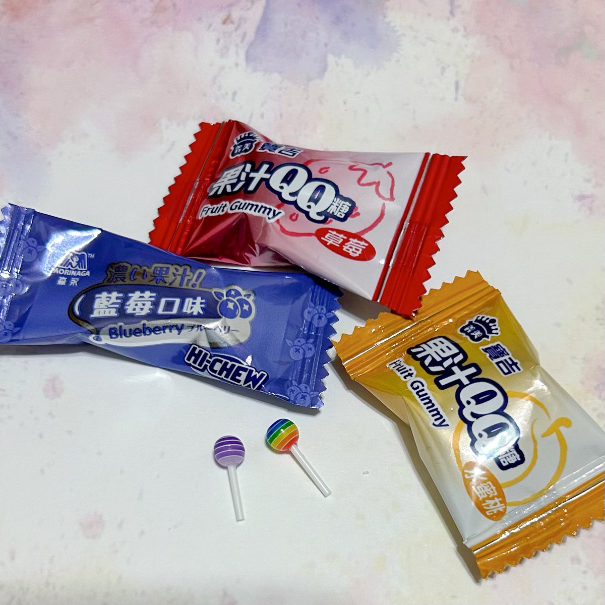 [CWT X WCS新品預告-1]
轉發感謝❤️
跟姨媽在G03、G04
這次準備了櫻桃🍒&amp;布丁🍮頭飾
設計成綁帶的款式！
底層的蕾絲是一片一片貼上去的，黏了兩層🤧
歡迎5/9、5/10，來南港展覽館玩玩
有準備認親軟糖&amp;娃用棒棒糖

歡迎來領取🍬